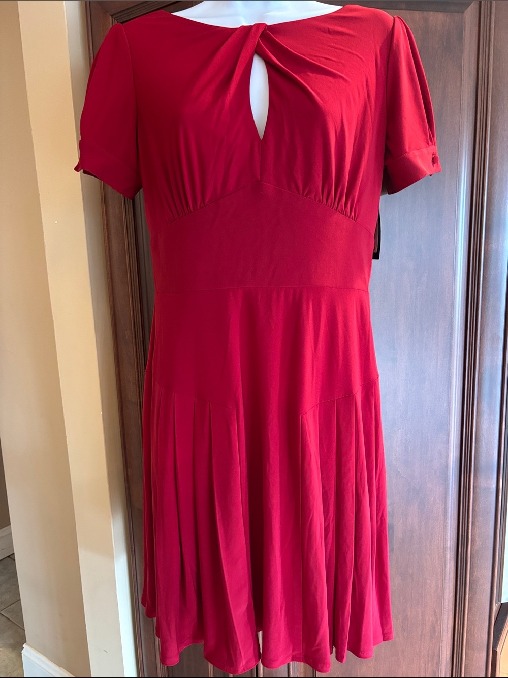 Twist-Keyhole Red Short-Sleeve A-Line Dress